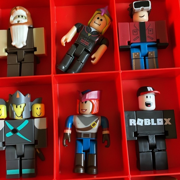 Roblox Action Figure Carrying Case with some Roblox Characters. - Picture 8 of 14